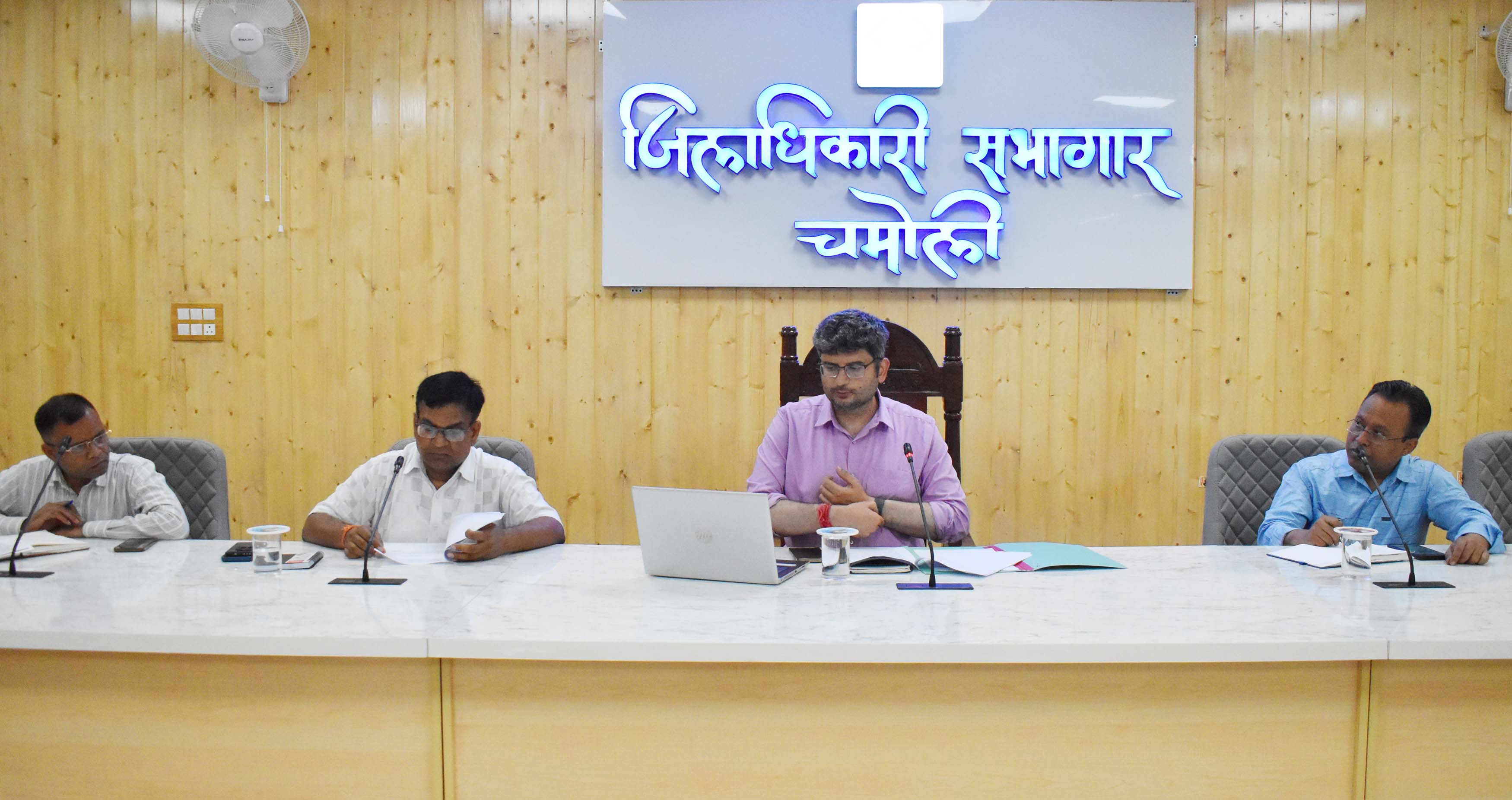 डीएम ने आपदा राहत और विकास कार्यों की समीक्षा की